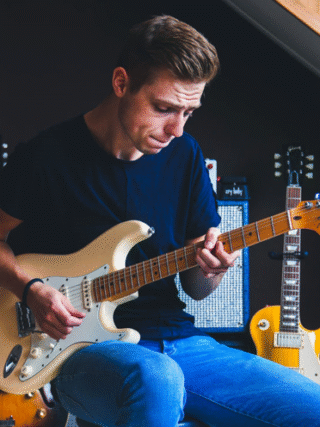 Gitaar Leren Spelen Youtube en Online Gitaarles: Jouw Ultieme Gids om Gitaar te Leren vanuit Huis kan je helpen de kunst van het gitaarspelen onder de knie te krijgen.