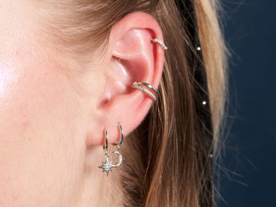 Edgy elegance: a chic ear cuff with chain detail